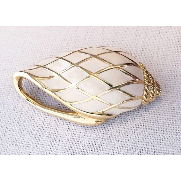 Vintage 90s Trifari Sea Shell Signed Gold Tone Enamel Conch Brooch Pin 2.25” - Picture 2 of 7